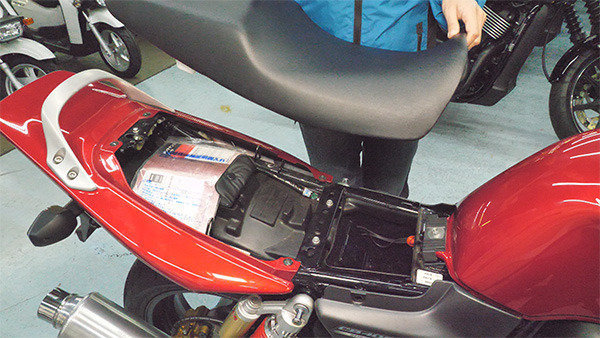 Honda Cb400への取付方法 伸縮ワイヤー取付方法 バイク用製品 ヒットエアー Hit Air 着用するエアバッグ 無限電光株式会社