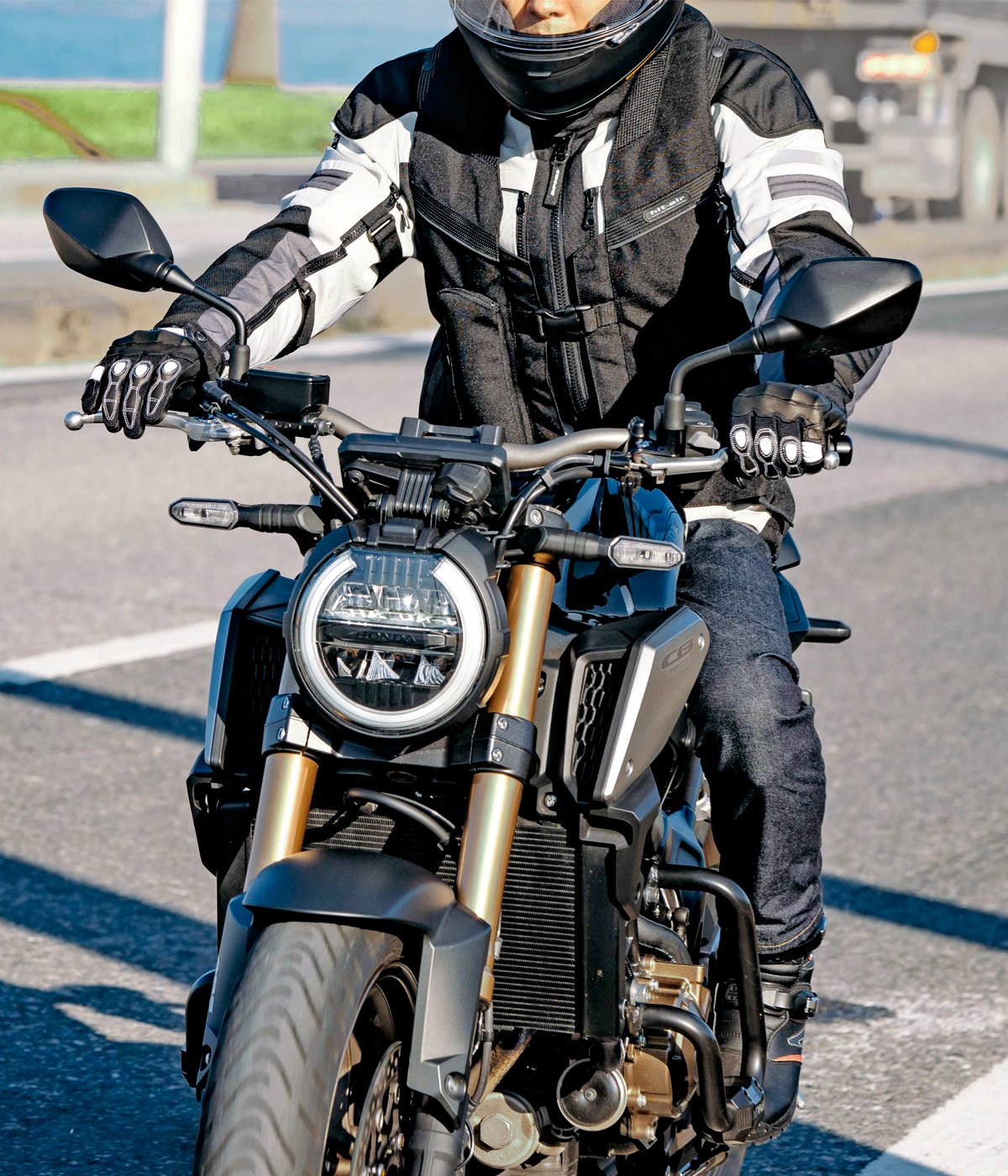 MLV-C | Airbag is stored in the neck, back, hip and sides