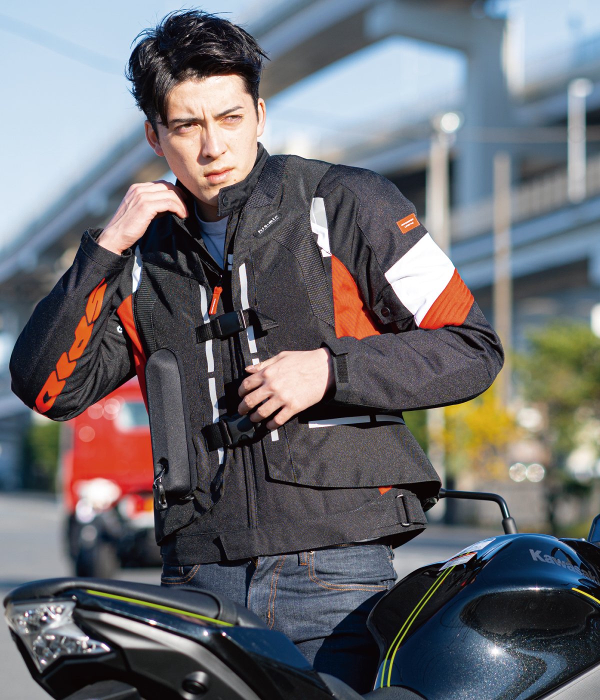 ST-C | Airbag is stored in the neck and lower back by Velcro